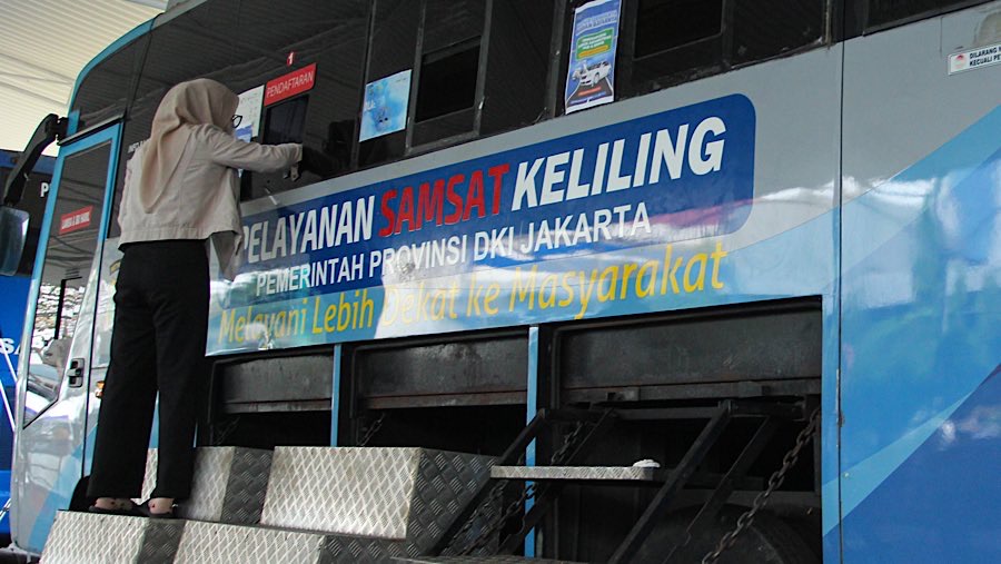 Warga membayar pajak kendaraan bermotor di Samsat keliling, Polda Metro Jaya, Rabu (18/6/2025). (Bloomberg Technoz/Andrean Kristianto)
