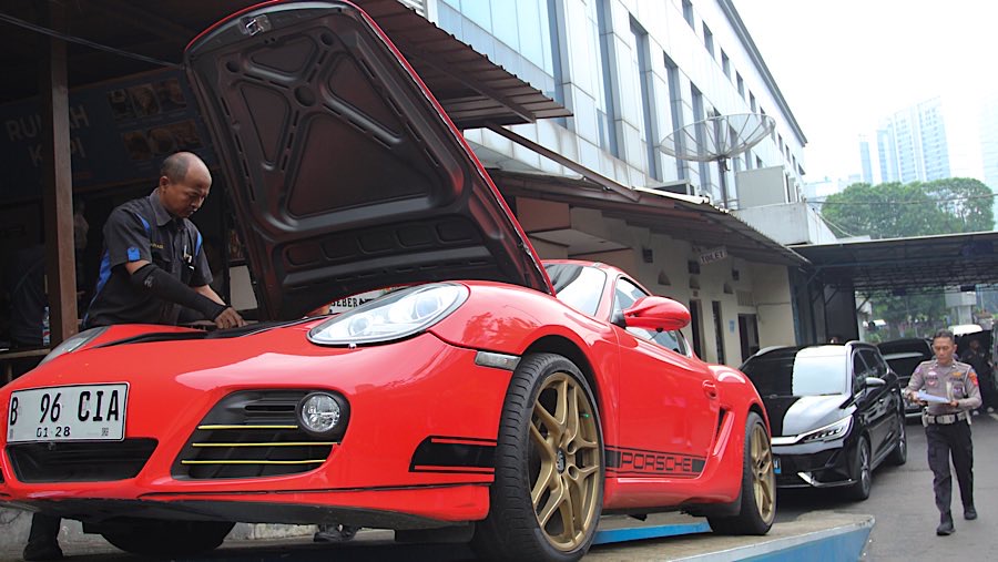 Petugas melakukan cek fisik kendaraanyang akan membayar pajak di Polda Metro Jaya, Jakarta, Rabu (18/6/2025). (Bloomberg Technoz/Andrean Kristianto)