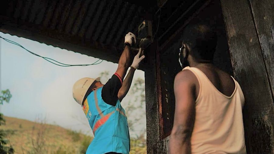 Petugas PLN melayani pelanggan rumah tangga di Sentani, Kabupaten Jayapura, Papua. (Dok. PLN)
