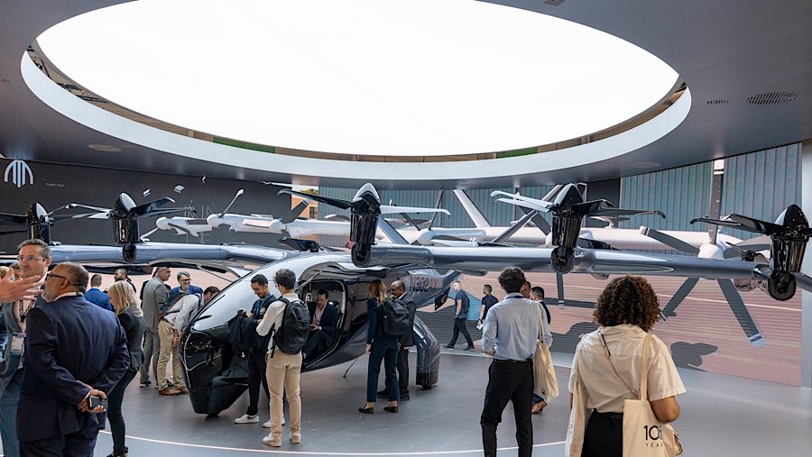 Pengunjung melihat taksi udara listrik Archer Aviation eVTOL di Paris Air Show di Paris, Prancis, Rabu (18/6/2025). (Nathan Laine/Bloomberg)