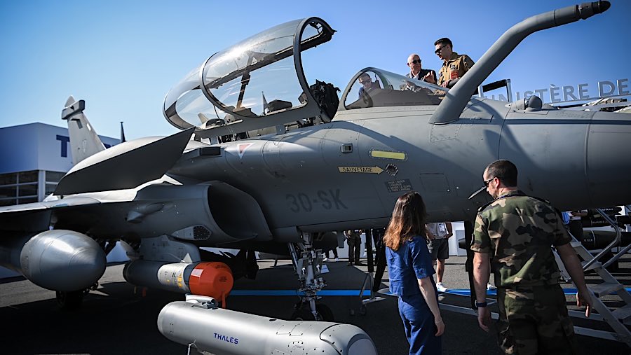 Jet tempur Dassault Rafale B milik tuan rumah Prancis juga mencuri perhatian pengunjung yang datang.. (Matthieu Rondel/Bloomberg)
