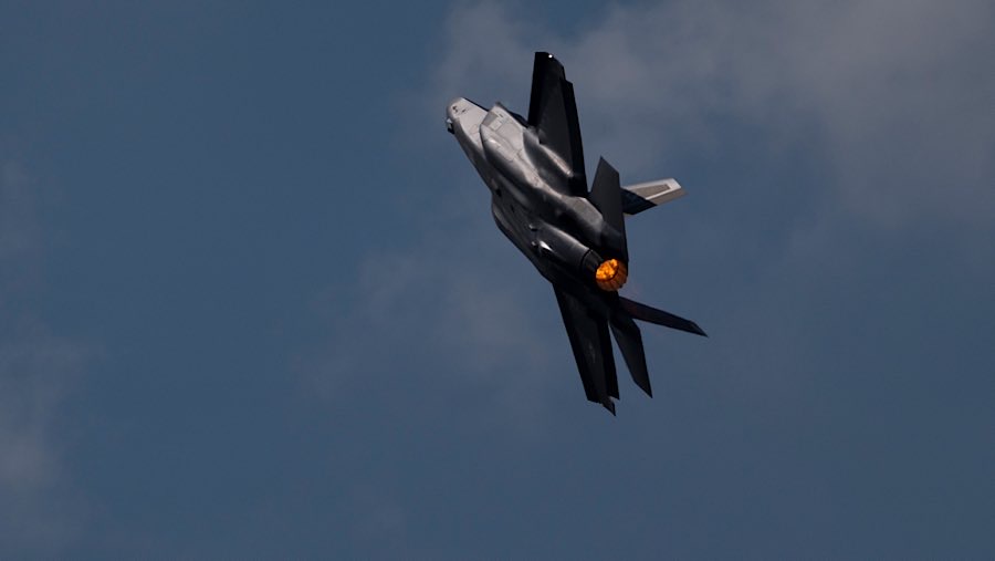 Pertunjukan udara jet militer Lockheed Martin F-35A Lightning II AS di Paris Air Show di Paris, Prancis, Selasa (17/6/2025). (Nathan Laine/Bloomberg)