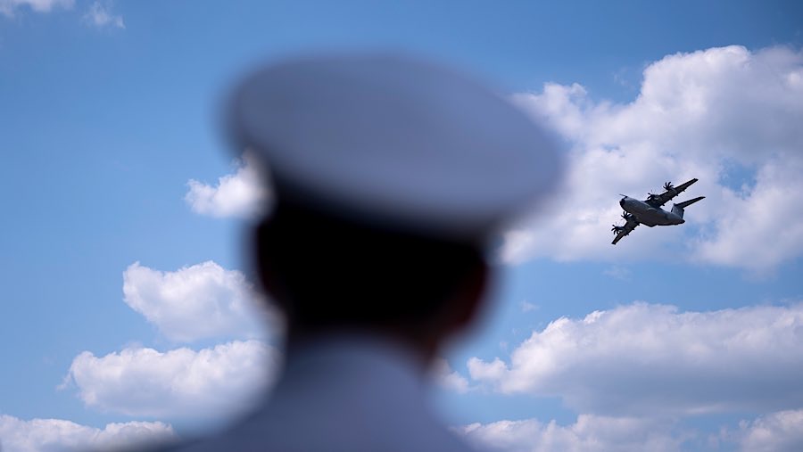 Selain pameran terdapat juga atraksi salah satunya dari pesawat angkut Airbus A400M-180. (Nathan Laine/Bloomberg