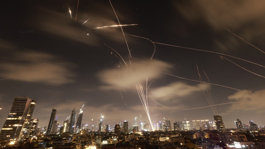 Situasi perang di Israel saat Iron Dome halau roket rudal Iran. (Bloomberg)