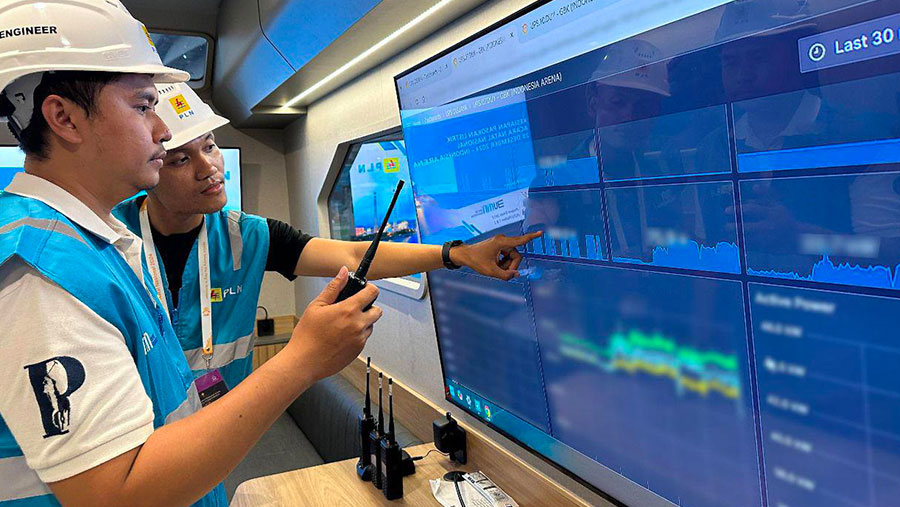 Petugas PLN saat melakukan monitoring pasokan listrik secara berlapis dan real time melalui Distribution Control Center (DCC) Mobile. (Dok. PLN)