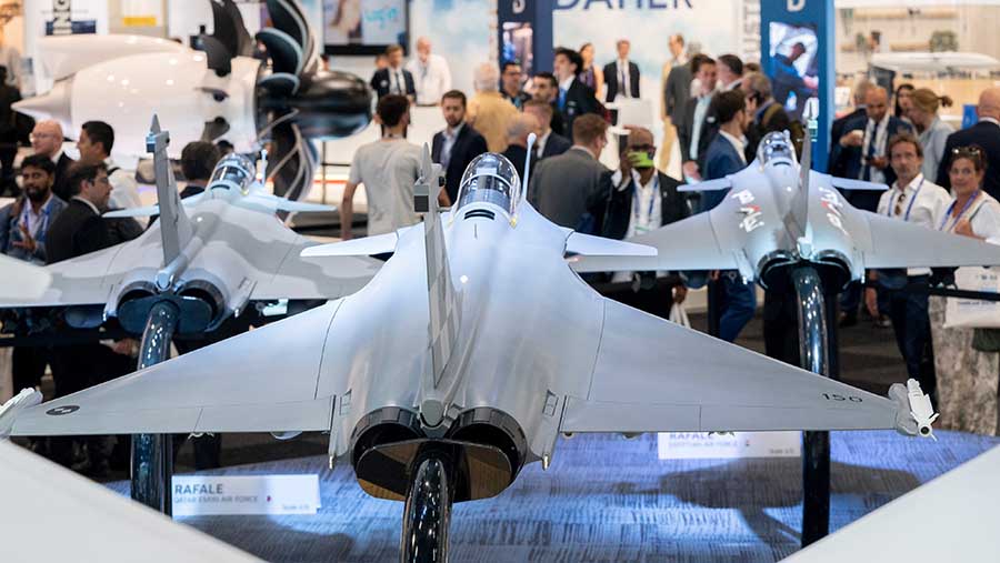 Pameran dirgantara Paris Airshow 2025 resmi dibuka di Bandara Le Bourget, Paris pada hari Senin (16/6).  (Nathan Laine/Bloomberg)