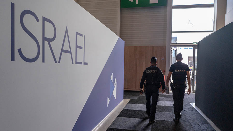 Dalam pameran tersebut, Prancis menutup empat stan perusahaan Israel di Paris Airshow karena memamerkan senjata ofensif. (Matthieu Rondel/Bloomberg)