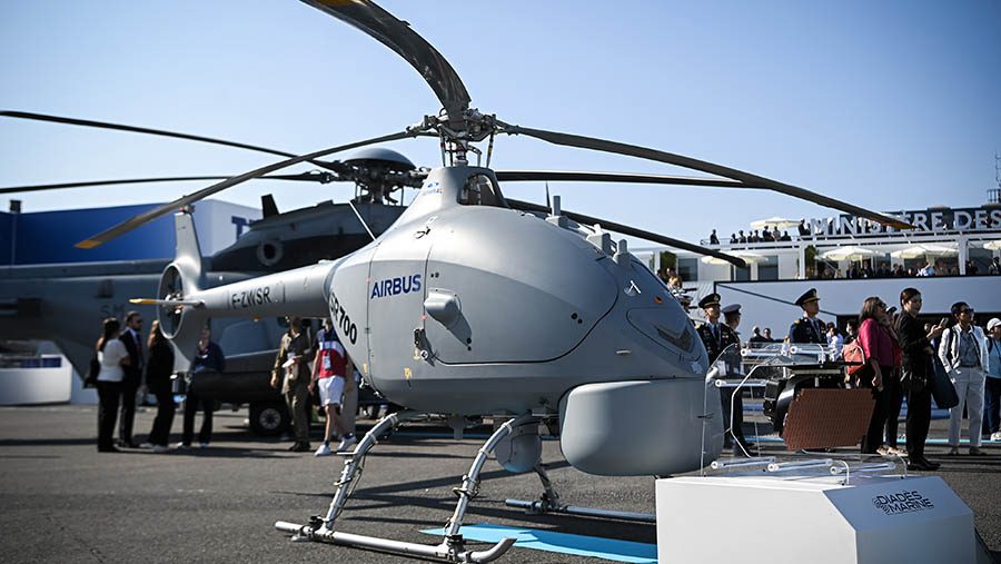 Sebuah pesawat nirawak Airbus VSR700 di Paris Air Show menjadi salah satu pusat perhatian pengunjung. (Matthieu Rondel/Bloomberg)