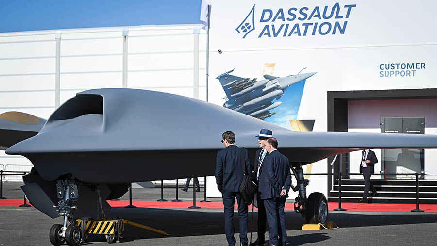 Kendaraan udara tempur nirawak (UCAV) yang dikembangkan oleh Dassault Aviation SA juga dipamerkan dalam ajang ini. (Matthieu Rondel/Bloo
