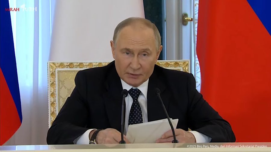 Presiden Rusia Vladimir Putin saat bertemu Presiden Prabowo Subianto di Istana Konstantinovsky, St. Petersburg, Kamis (19/6/2025). (Youtube Setpres)