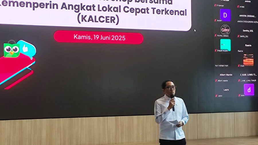 Wamenperin Faisol Riza saat memberikan sambutan di media briefing di Tokopedia Tower, Jakarta Selatan. (19/06) (Bloomberg Technoz/Farid Nurhakim) 