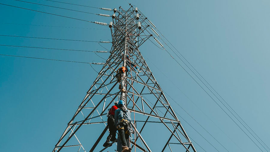 Petugas PLN ketika melakukan pengecekan pada tower transmisi demi menjaga keandalan listrik di Desa Tengatiba, Nusa Tenggara Timur (Dok. PLN)
