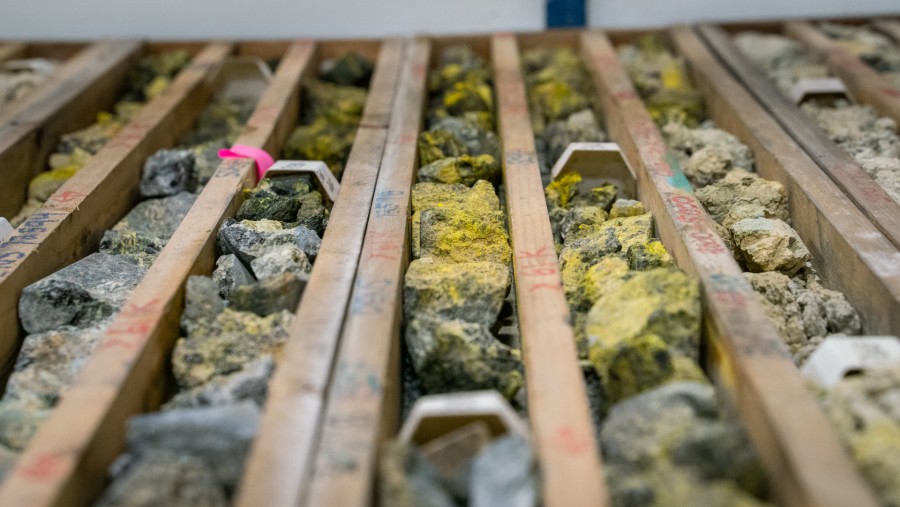 Kotak sampel inti dengan uranium teroksidasi./Bloomberg-Heywood Yu