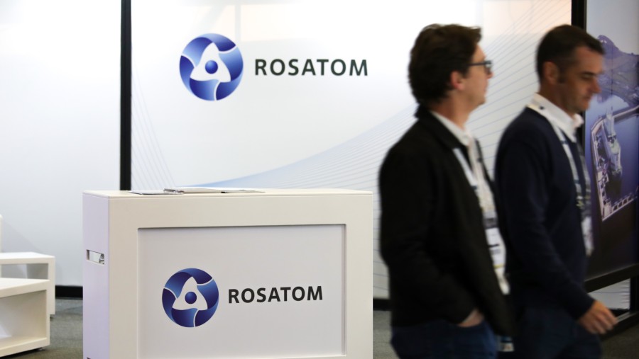 Para peserta melewati stan Rosatom Corp. di konferensi energi Enlit di Cape Town, Afrika Selatan./Bloomberg-Dwayne Senior