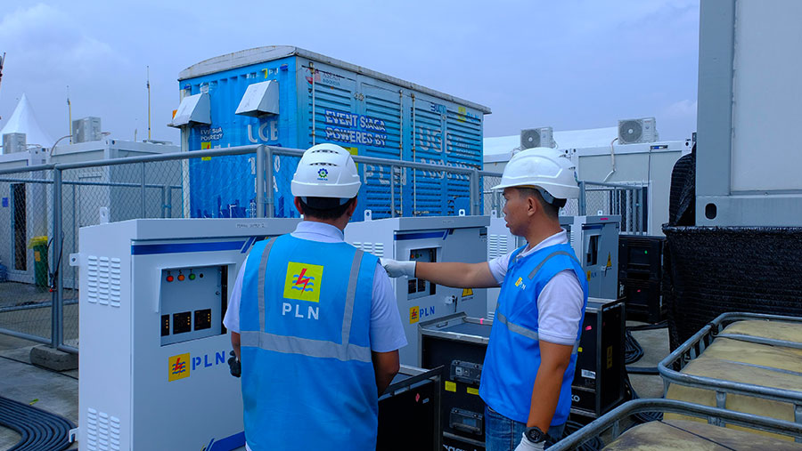 Petugas PLN melakukan pengecekan instalasi listrik pada venue Formula E di Ancol, Jakarta Utara. (Dok. PLN)
