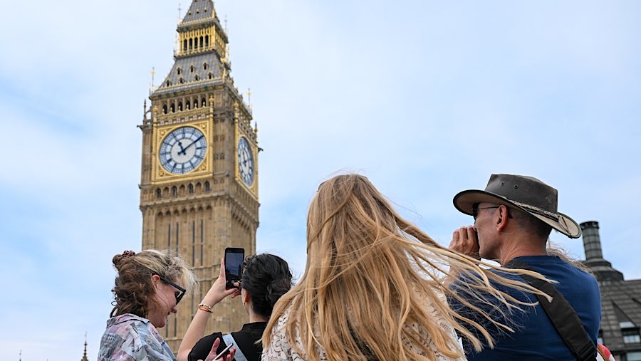 Turis berada di dekat Big Ben, London, Inggris, Jumat (20/6/2025). (Jaimi Joy/Bloomberg)