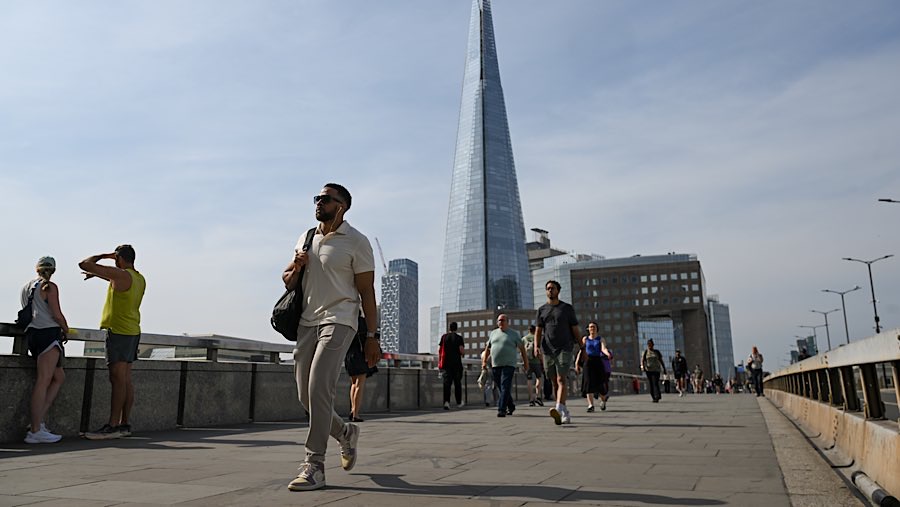 Otoritas kesehatan Inggris mengeluarkan peringatan panas kuning, yang mengungkapkan bahwa suhu tinggi dapat mengganggu kesehatan (Jaimi Joy/Bloomberg)