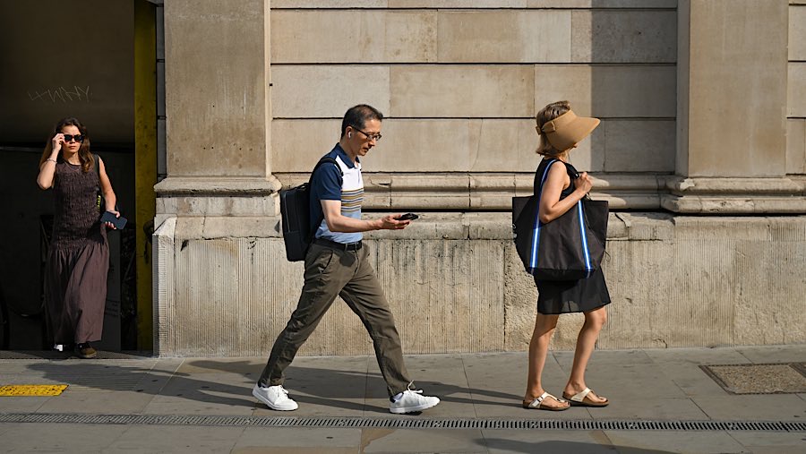 Warga berjalan di dekat stasiun kereta bawah di London, Inggris, Jumat (20/6/2025). (Jaimi Joy/Bloomberg)