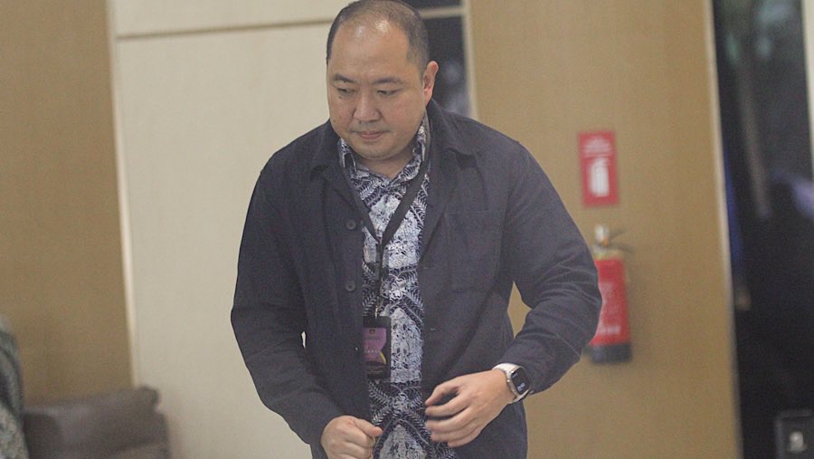 Direktur Utama Sritex, Iwan Kurniawan Lukminto tiba untuk menjalani pemeriksaan di Kejagung, Senin (23/6/2025). (Bloomberg Technoz/Andrean Kristianto)