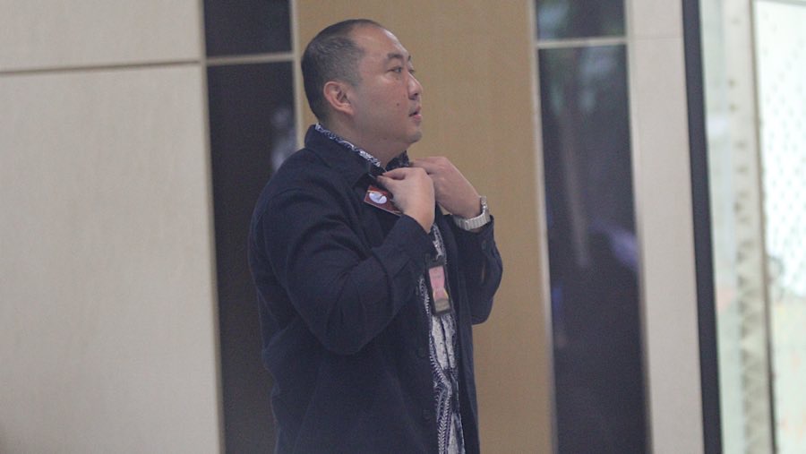 Direktur Utama Sritex, Iwan Kurniawan Lukminto tiba untuk menjalani pemeriksaan di Kejagung, Senin (23/6/2025). (Bloomberg Technoz/Andrean Kristianto)