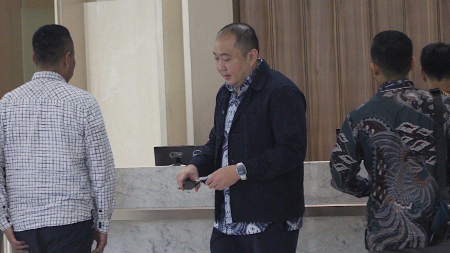 Direktur Utama Sritex, Iwan Kurniawan Lukminto tiba untuk menjalani pemeriksaan di Kejagung, Senin (23/6/2025). (Bloomberg Technoz/Andrean Kristianto)