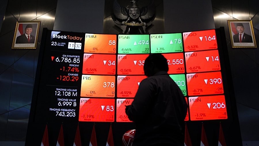 Karyawan di depan layar indeks harga saham gabungan (IHSG) di Bursa Efek Indonesia (BEI), Senin (23/62025). (Bloomberg Technoz/Andrean Kristianto)