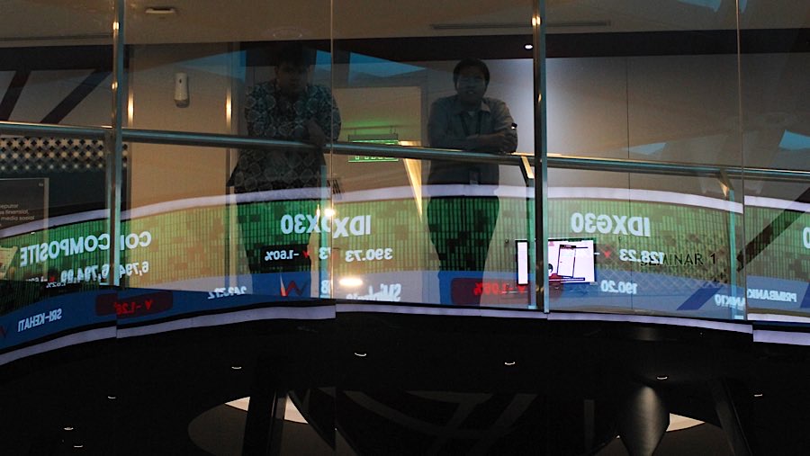 Karyawan melihat layar indeks harga saham gabungan (IHSG) di Bursa Efek Indonesia (BEI), Senin (23/62025). (Bloomberg Technoz/Andrean Kristianto)
