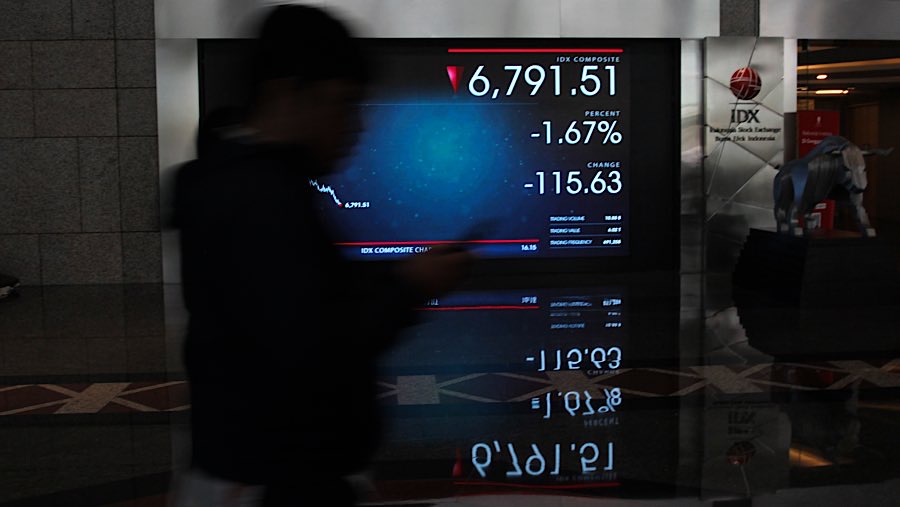 Karyawan di depan layar indeks harga saham gabungan (IHSG) di Bursa Efek Indonesia (BEI), Senin (23/62025). (Bloomberg Technoz/Andrean Kristianto)
