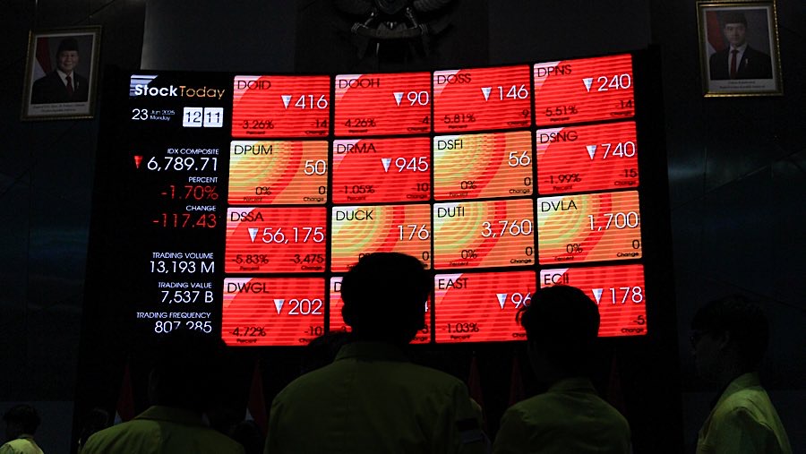 Mahasiswa melihat layar indeks harga saham gabungan (IHSG) di Bursa Efek Indonesia (BEI), Senin (23/62025). (Bloomberg Technoz/Andrean Kristianto)