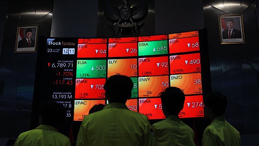 Mahasiswa melihat layar indeks harga saham gabungan (IHSG) di Bursa Efek Indonesia (BEI), Senin (23/62025). (Bloomberg Technoz/Andrean Kristianto)
