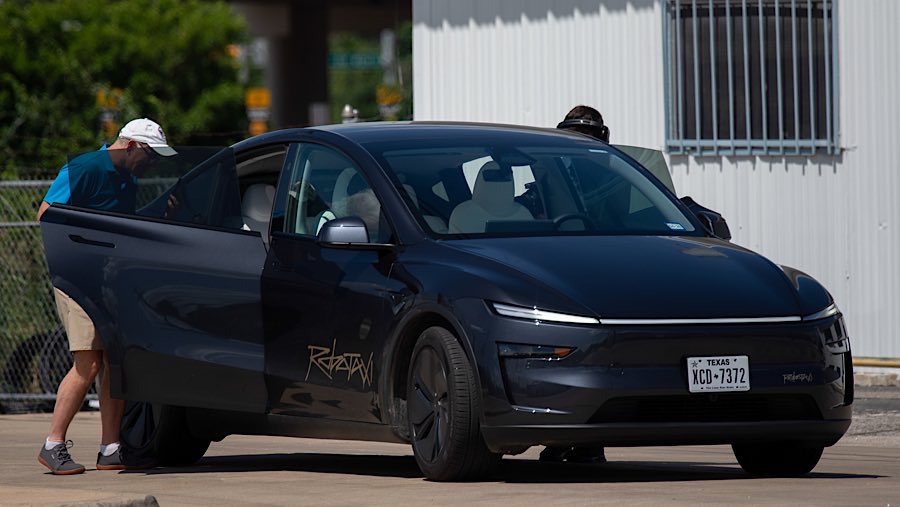 Penumpang menaiki robotaxi Tesla Inc. di Austin, Texas, AS, Minggu (22/6/2025). (Tim Goessman/Bloomberg)