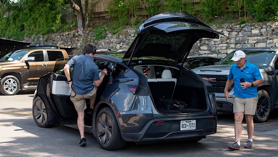 Penumpang turun dari robotaxi Tesla Inc. di Austin, Texas, AS, Minggu (22/6/2025). (Tim Goessman/Bloomberg)