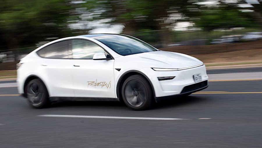 Setiap kendaraan dilengkapi seorang karyawan Tesla yang memantau perjalanan dari dalam mobil.  (Tim Goessman/Bloomberg)