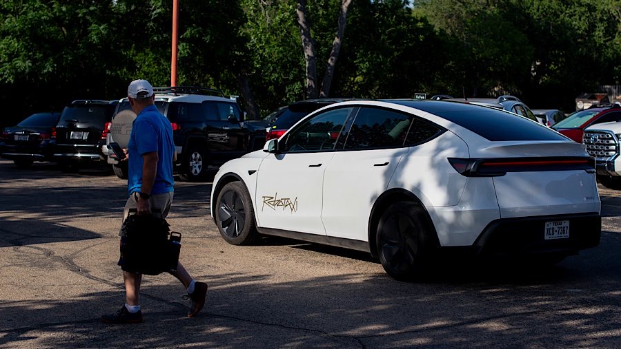 Penumpang turun dari robotaxi Tesla Inc. di Austin, Texas, AS, Minggu (22/6/2025). (Tim Goessman/Bloomberg)