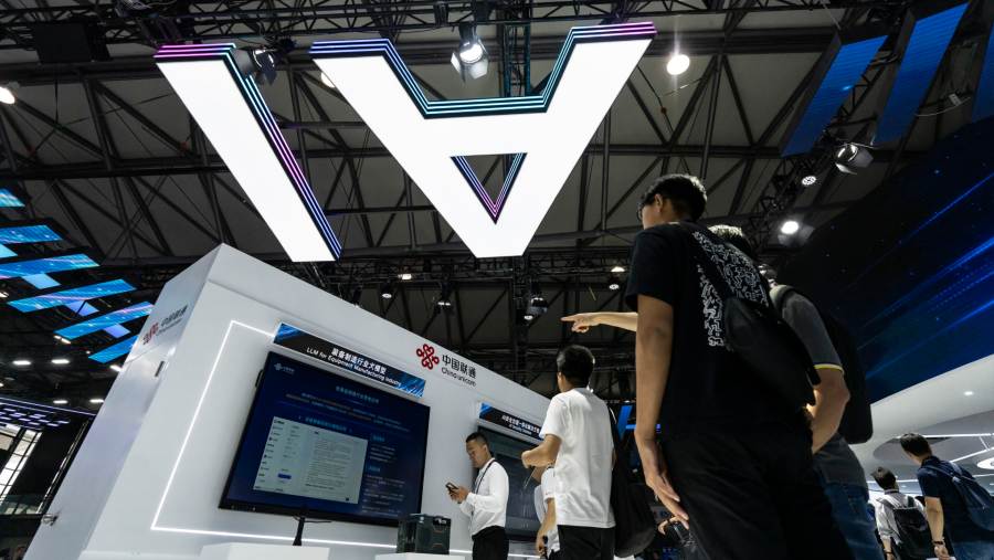 Pameran China Unicom Hong Kong Ltd di Shanghai, China dengan tampailan papan bertuliskan artificial intelligence. (Dok: Qilai Shen/Bloomberg)