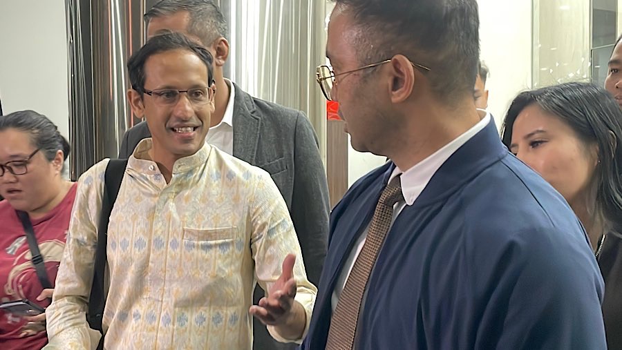 Mendikbudristek 2019-2024, Nadiem Makarim usai menjalani pemeriksaan sebagai saksi di Kejagung, Senin (23/6/2025). (Bloomberg Technoz/Azura Yumna)