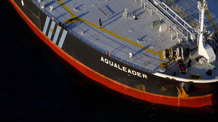 Anggota kru berjalan di dek kapal tanker minyak yang berlabuh di Samudra Pasifik./Bloomberg-Patrick T. Fallon