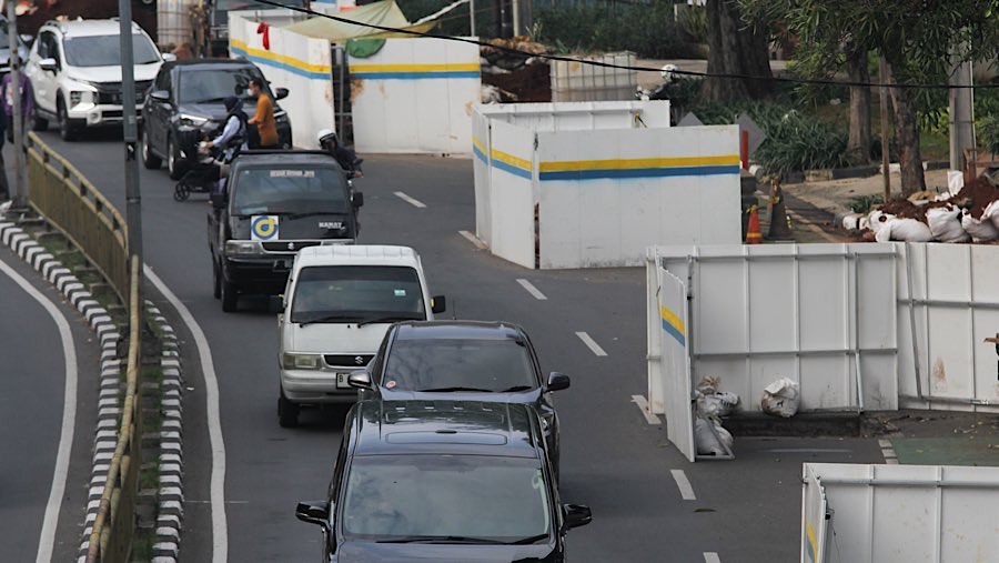 Hal ini memperburuk kondisi lalu lintas yang memang sudah padat. (Bloomberg Technoz/Andrean Kristianto)