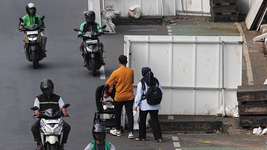Akibat proyek galian, pejalan kaki tak bisa melewati jalur pedestrian sehingga rawan kecelakaan. (Bloomberg Technoz/Andrean Kristianto)