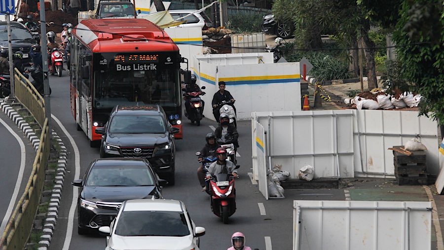 Sejumlah kendaraan bermotor melintasi proyek galian di Jalan Prof. DR. Soepomo, Jakarta, Selasa (24/6/2025). (Bloomberg Technoz/Andrean Kristianto)