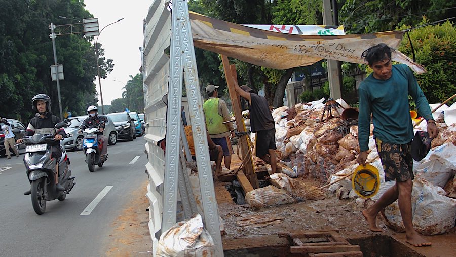 Penempatan area dan bilik penutup proyek sering memakan badan jalan sehingga menyebabkan kemacetan. (Bloomberg Technoz/Andrean Kristianto)