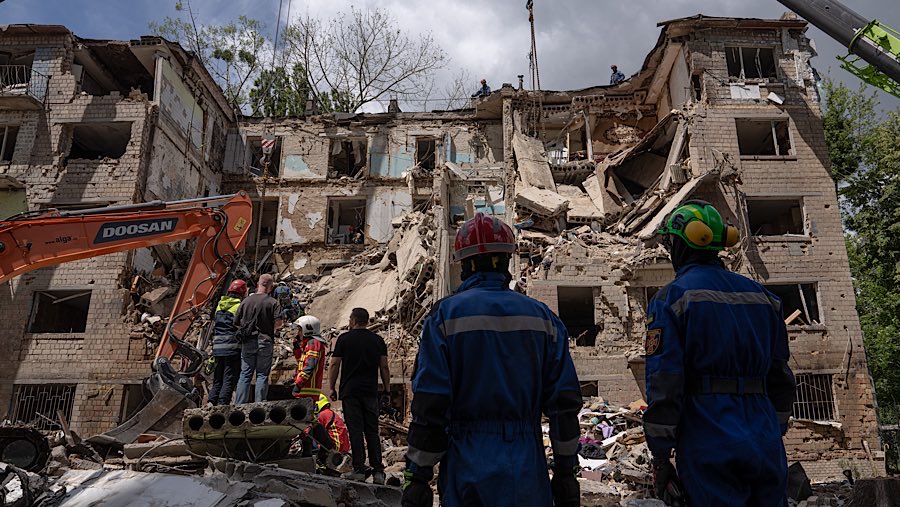 Petugas menyisir lokasi serangan udara Rusia terhadap bangunan tempat tinggal di Kyiv, Ukraina, Senin (23/6/2025). (Andrew Kravchenko/Bloomberg)