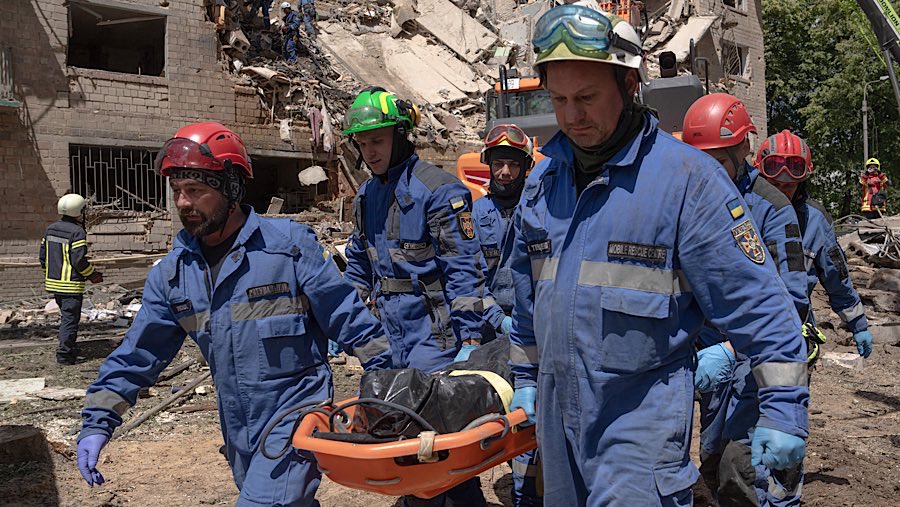 Serangan Rusia tersebut menewaskan enam orang. (Andrew Kravchenko/Bloomberg)