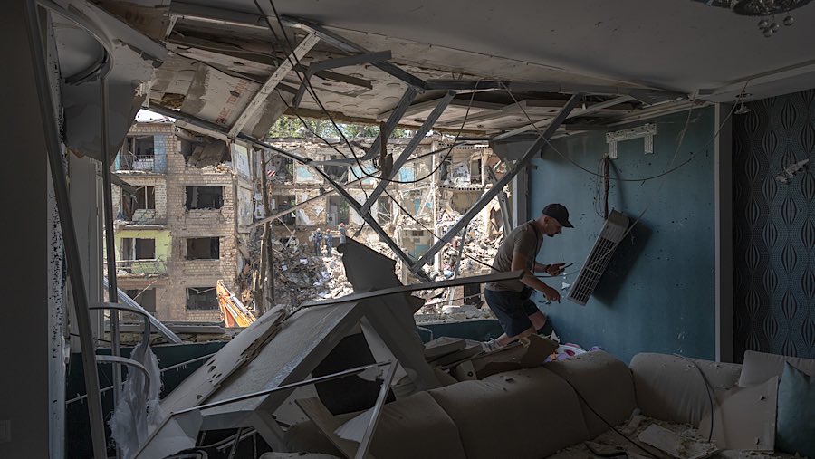 Warga memeriksa kerusakan sebuah apartemen setelah serangan udara Rusia di Kyiv, Ukraina, Senin (23/6/2025). (Andrew Kravchenko/Bloomberg)
