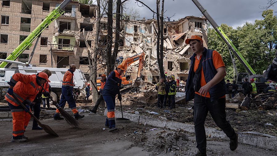 Serangan ini menjadi bagian dari peningkatan serangan udara Moskow terhadap infrastruktur sipil di Ukraina. (Andrew Kravchenko/Bloomberg)