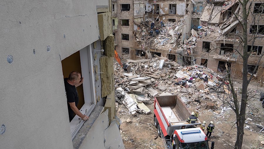 Rusia kembali melancarkan serangan besar-besaran menggunakan rudal dan drone ke ibu kota Ukraina, Kyiv. (Andrew Kravchenko/Bloomberg)