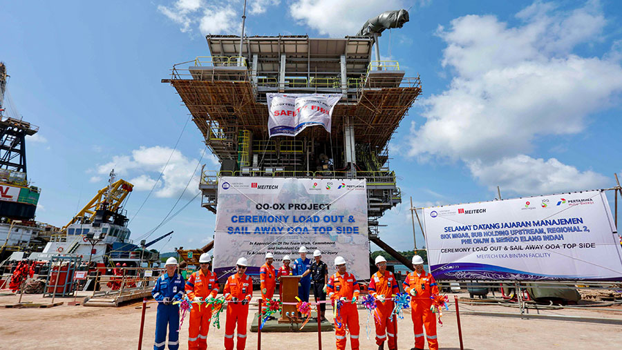 Momen seremoni “Load Out & Sail Away” struktur top side Anjungan OOA yang dihadiri SKK Migas, Pertamina Hulu Energi, Kepulauan Riau (24/6). (PHE)
