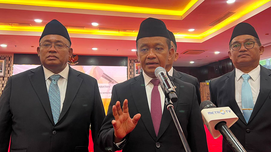 Sama ini Menteri ESDM Bahlil Lahadalia usai pelantikan Dirjen Penegakan Hukum ESDM, Rabu (25/6/2025). (Bloomberg Technoz/Mis Fransiska Dewi)