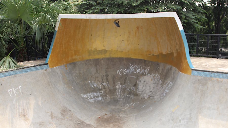 Coretan vandalisme juga ditemukan di area skate park. (Bloomberg Technoz/Andrean Kristianto)