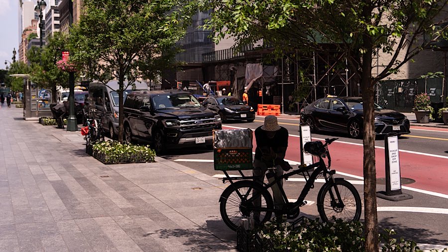 Central Park di New York mencapai 99F (37C) pada Selasa sore, dengan panas yang menyengat. (Adam Gray/Bloomberg)